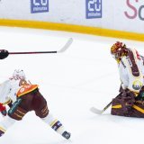 Théo Rochette ouvre le score. Le festival peut commencer pour le LHC... KEYSTONE/CYRIL ZINGARO